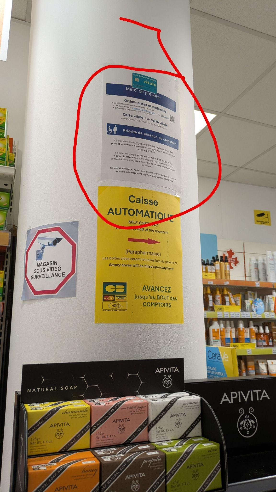 Affiche indiquant la priorité au comptoir des porteurs de carte CMI invalidité et priorité